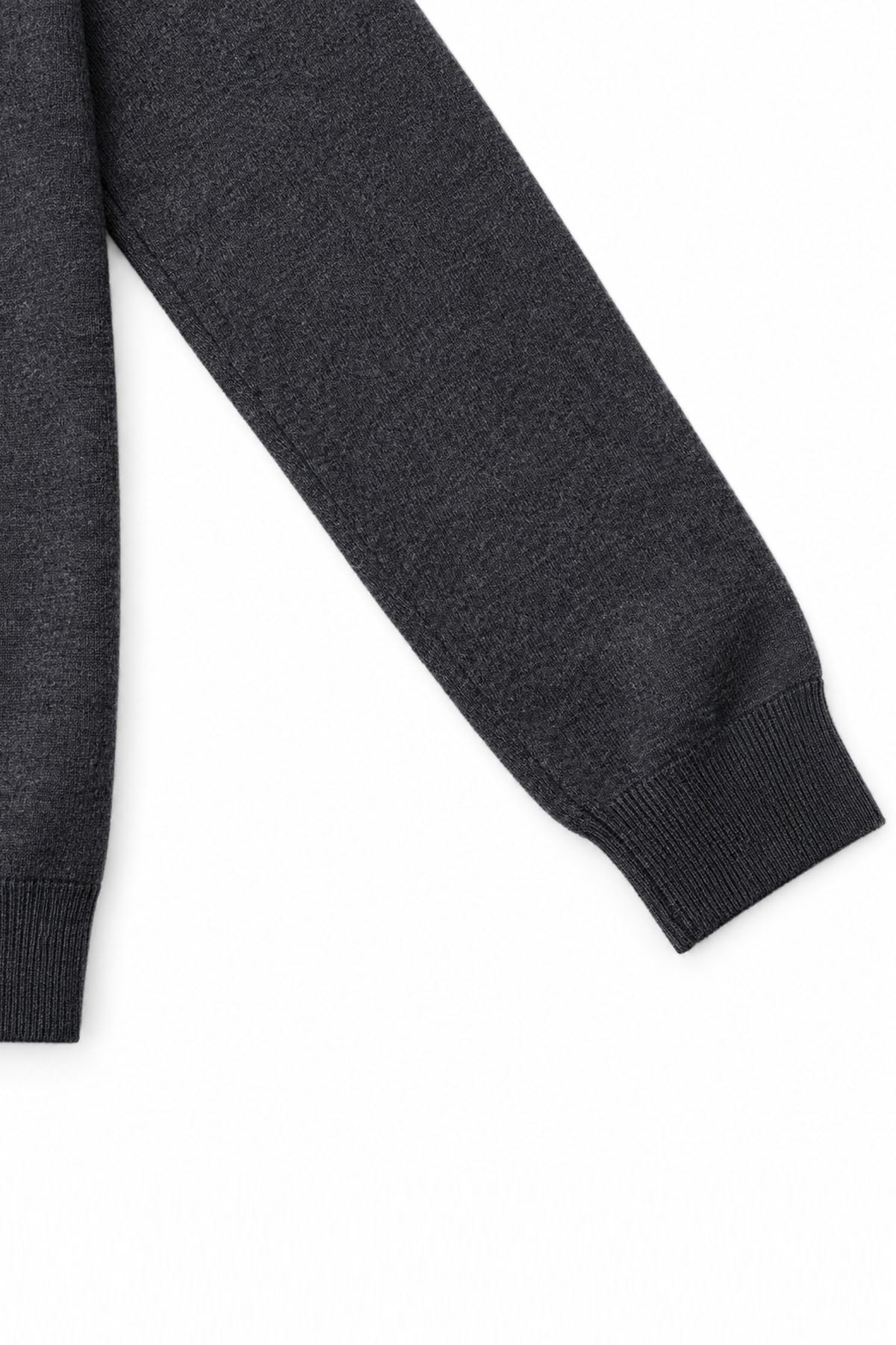 ESSENTIAL CREW NECK SWEATER