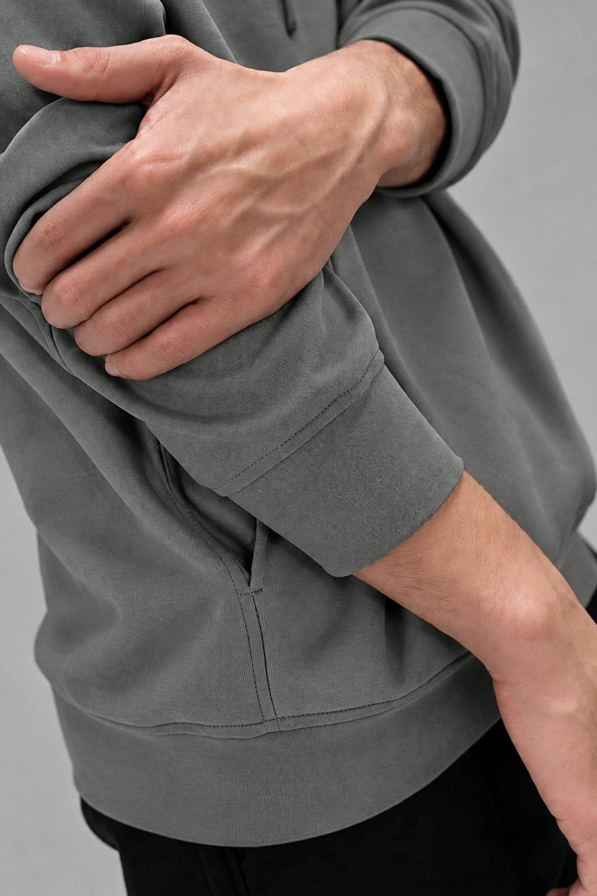 CLASSIC PULLOVER HOODIE