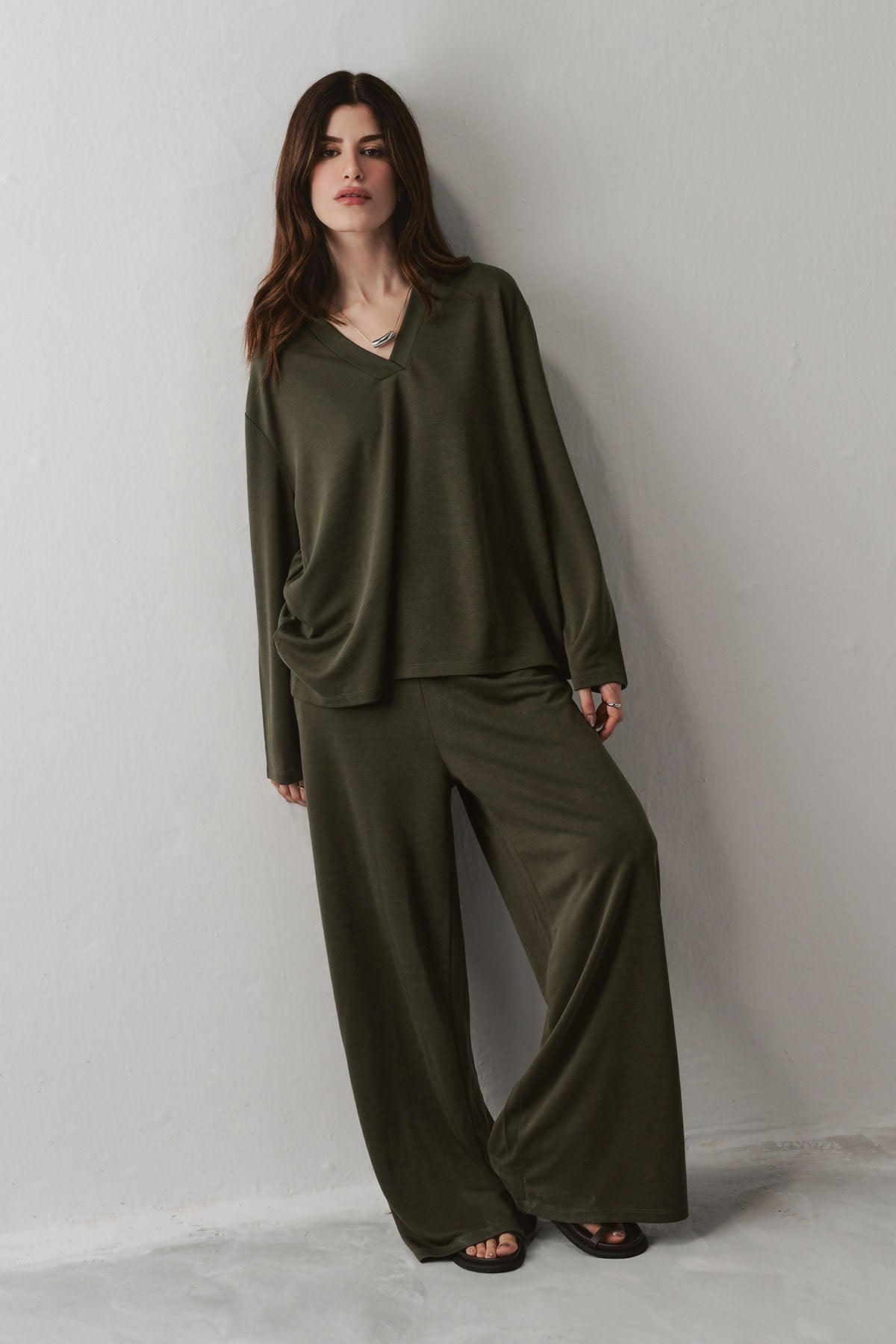 TEXTURED V-NECK