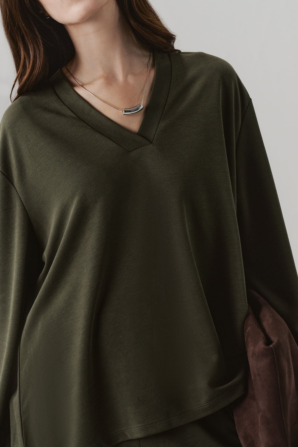TEXTURED V-NECK