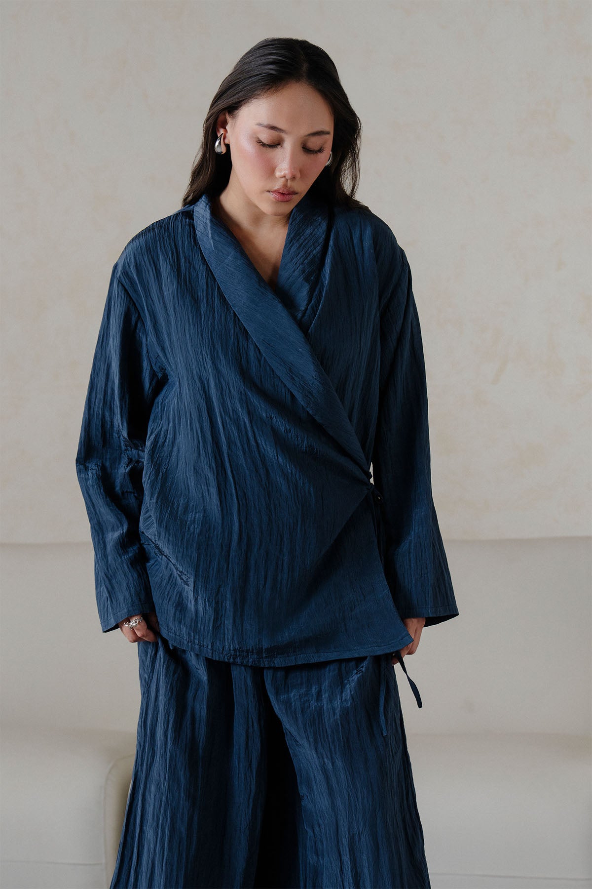 TEXTURED WRAP SHIRT