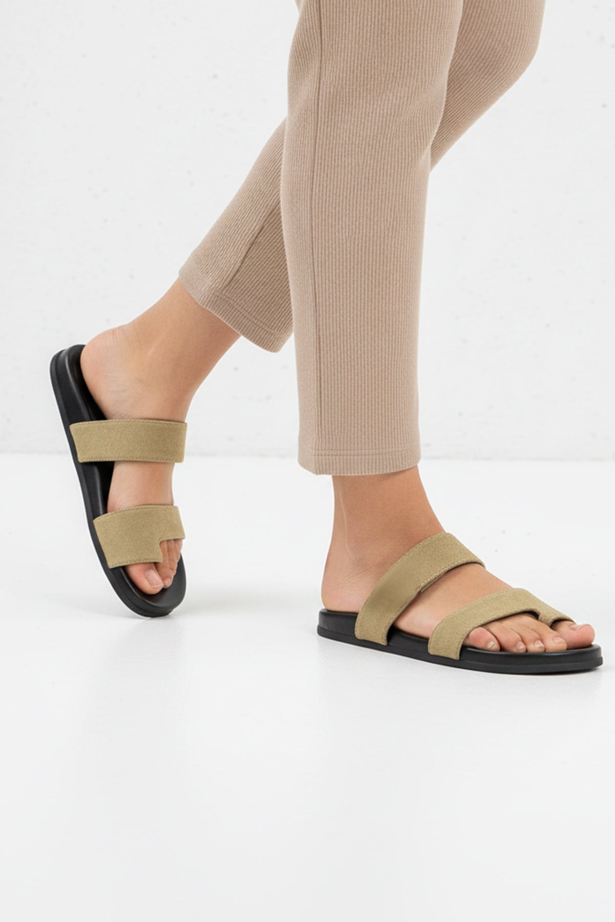 MINIMAL SUEDE SLIDES