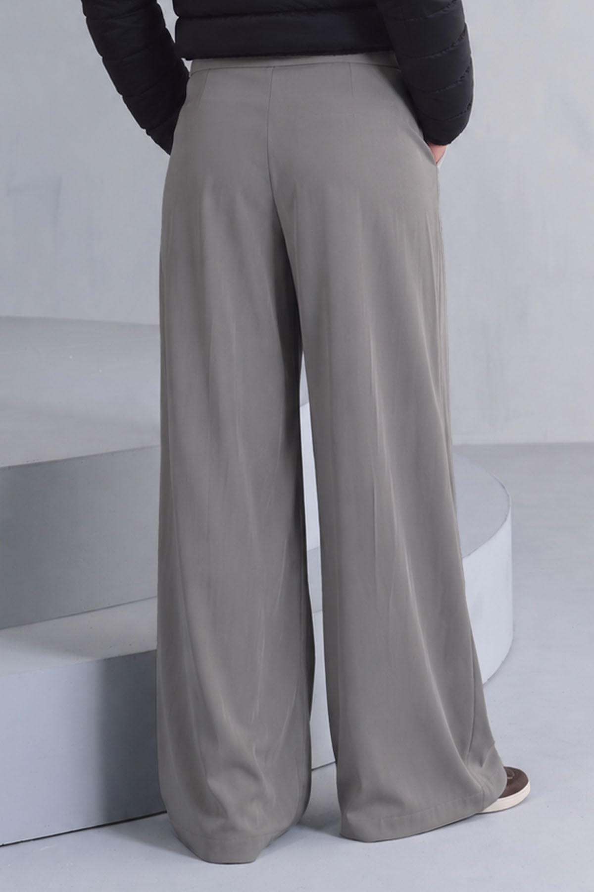 ACTIVE PLEATED PANTS
