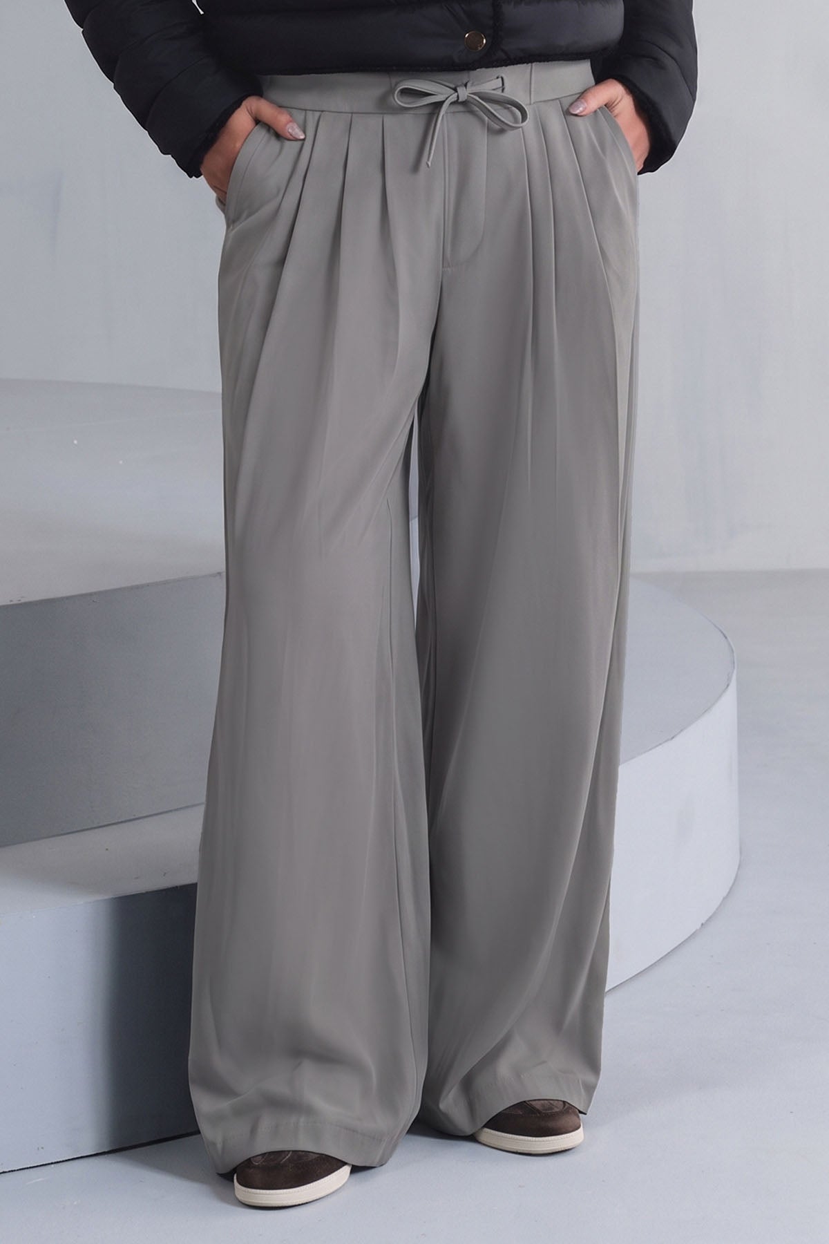 ACTIVE PLEATED PANTS