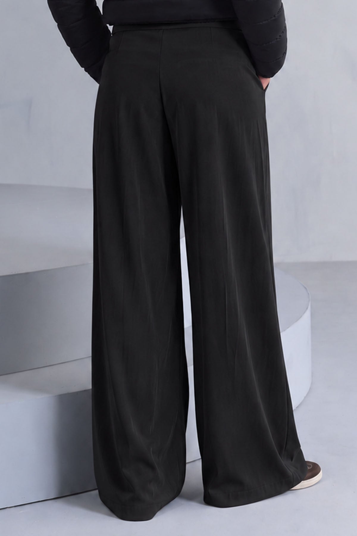 ACTIVE PLEATED PANTS