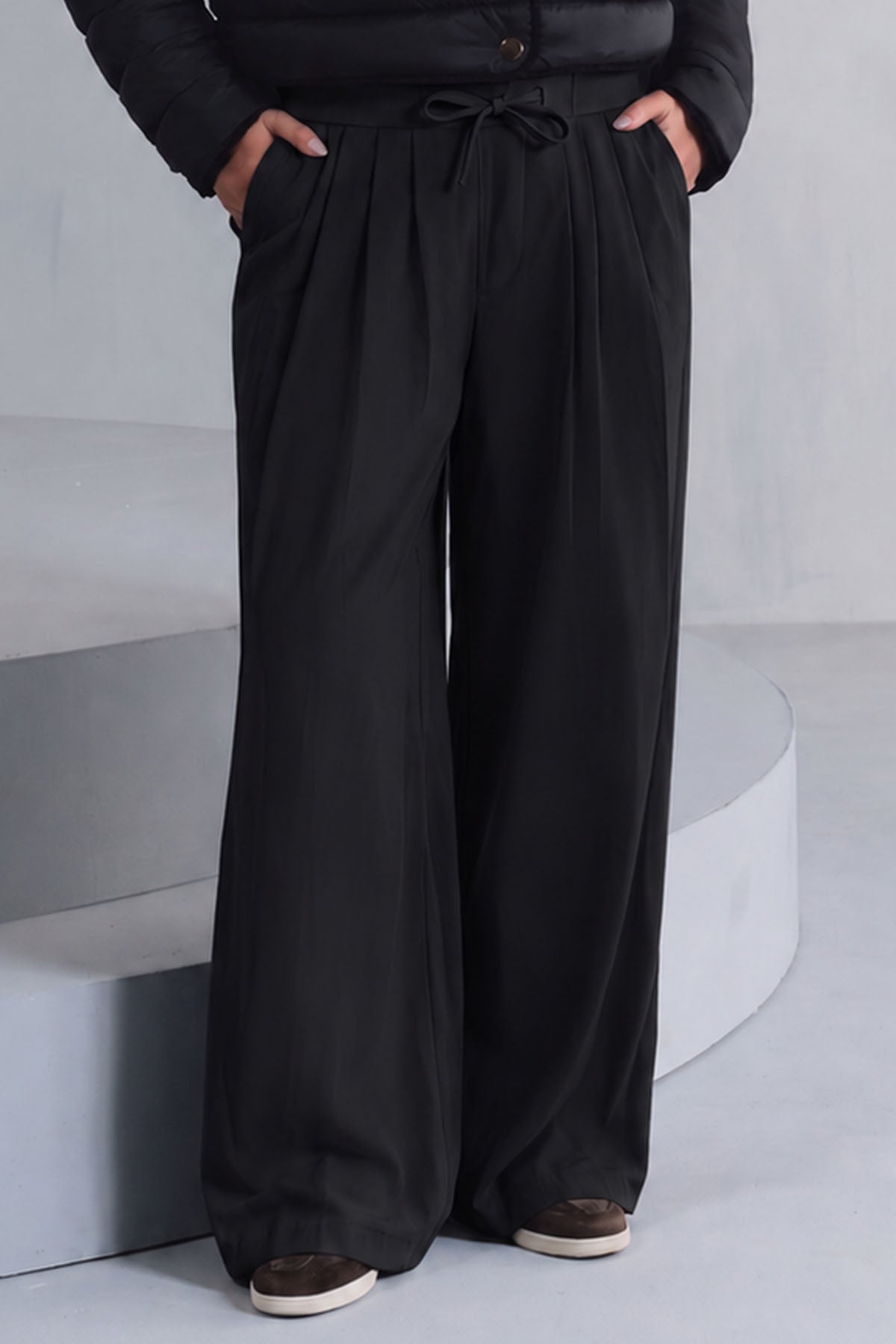 ACTIVE PLEATED PANTS
