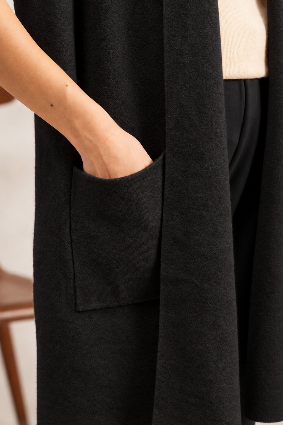 SLEEVELESS OPEN CARDIGAN